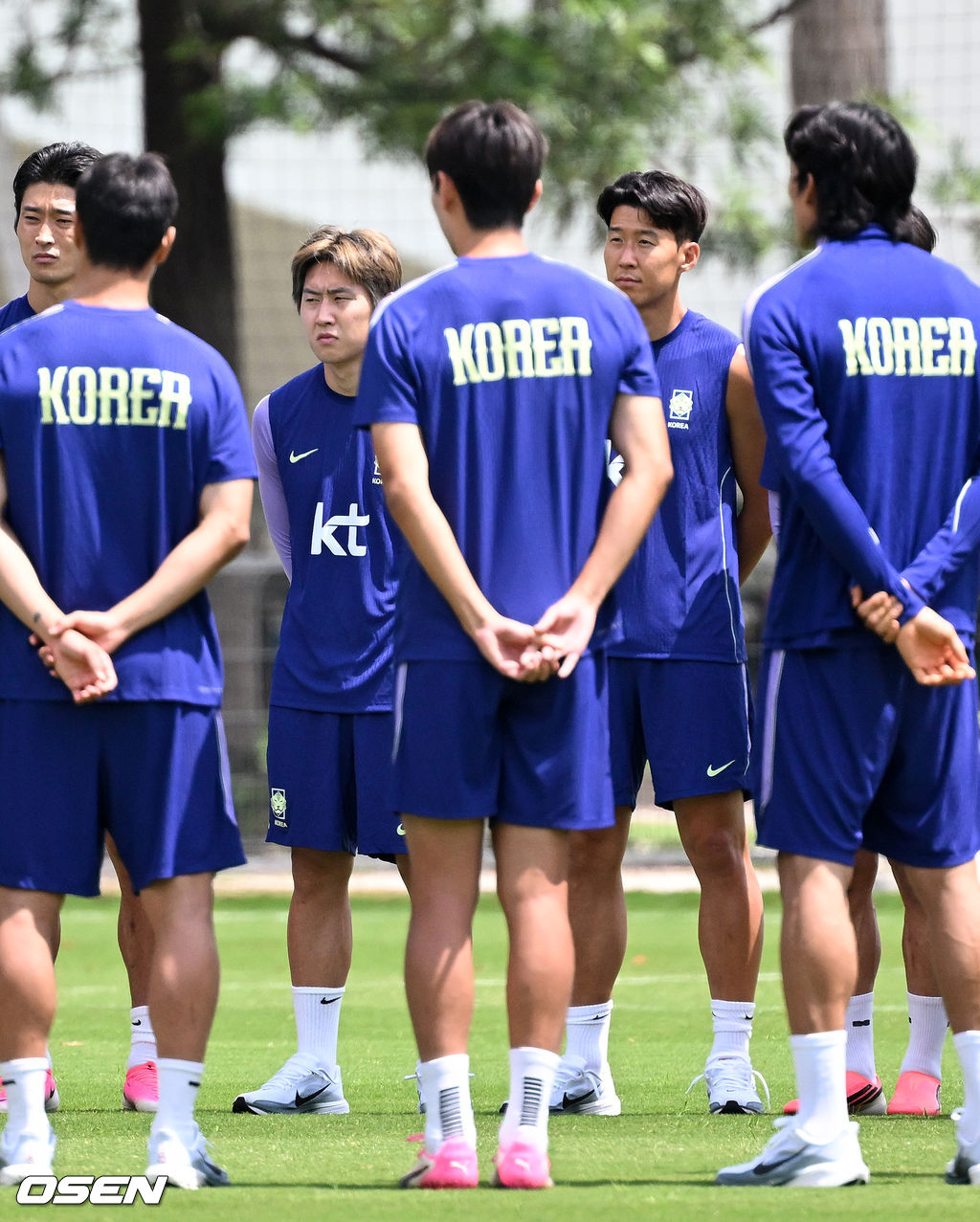 홍명보 감독이 이끄는 대한민국 축구국가대표팀이 20일(한국시각) 멕시코 과달라하라 인근 사포판의 치바스 베르데 바예에서 훈련을 진행했다.한국은 1승 1패, 승점 3으로 멕시코(승점 6)에 이어 조 2위가 됐다. 체코와 남아프리카공화국이 나란히 승점 1에 머물러 있는 만큼 한국은 남아공과 최종전에서 무승부만 거둬도 조 2위를 확보할 수 있다.대한민국 이강인, 손흥민이 홍명보 감독의 말을 듣고 있다. 2026.06.20 /sunday@osen.co.kr