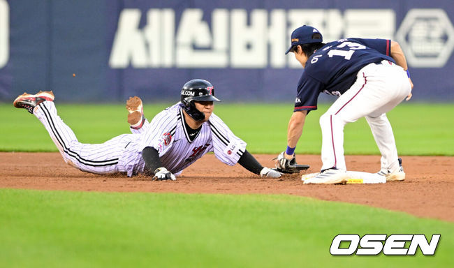[OSEN=잠실, 조은정 기자]20일 서울 잠실야구장에서 ‘2026 신한 SOL Bank KBO리그’ LG 트윈스와 두산 베어스의 경기가 열린다.홈팀 LG는 임찬규를, 방문팀 두산은 곽빈을 선발로 내세웠다.6회말 1사 2,3루에서 LG 문보경이 두산 2루수 이유찬에게 견제사 당하고 있다. 2026.06.20 /cej@osen.co.kr