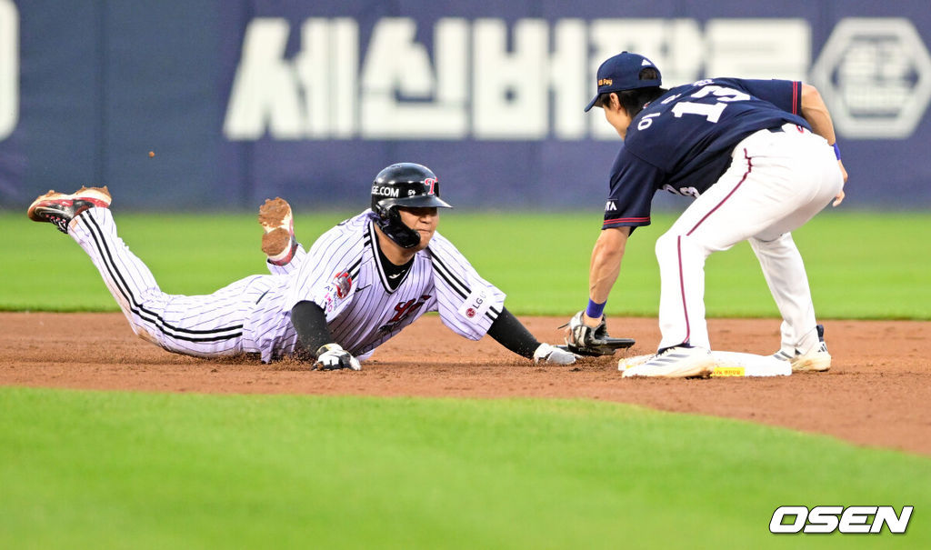 20일 서울 잠실야구장에서 ‘2026 신한 SOL Bank KBO리그’ LG 트윈스와 두산 베어스의 경기가 열린다.홈팀 LG는 임찬규를, 방문팀 두산은 곽빈을 선발로 내세웠다.6회말 1사 2,3루에서 LG 문보경이 두산 2루수 이유찬에게 견제사 당하고 있다. 2026.06.20 /cej@osen.co.kr