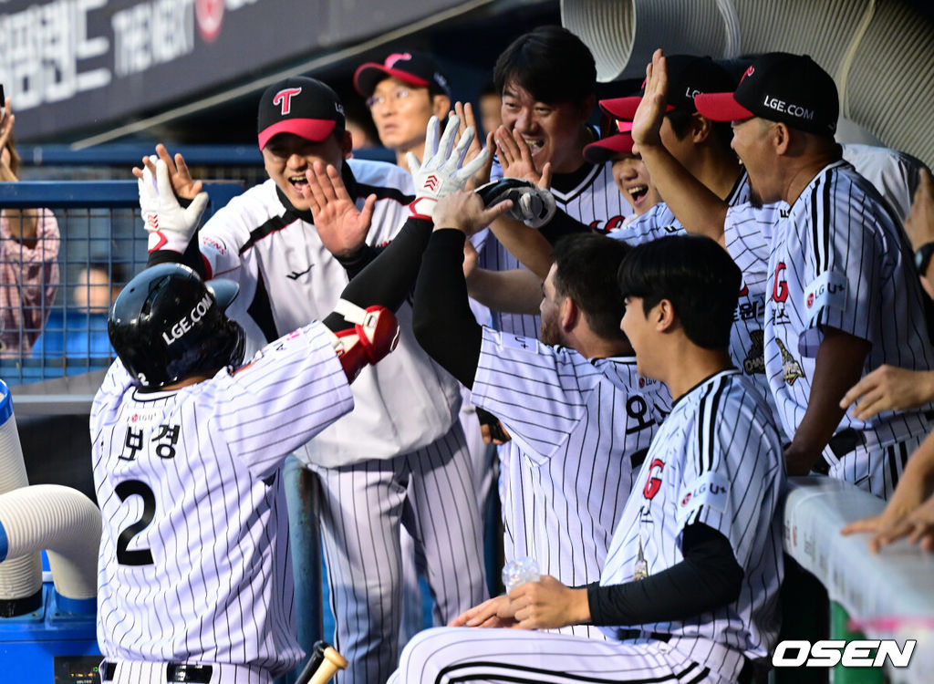 20일 서울 잠실야구장에서 ‘2026 신한 SOL Bank KBO리그’ LG 트윈스와 두산 베어스의 경기가 열린다.홈팀 LG는 임찬규를, 방문팀 두산은 곽빈을 선발로 내세웠다.8회말 1사 1,2루에서 LG 문보경이 중월 역전 3저 홈런을 날린 뒤 더그아웃에서 환영을 받고 있다.  2026.06.20 /cej@osen.co.kr