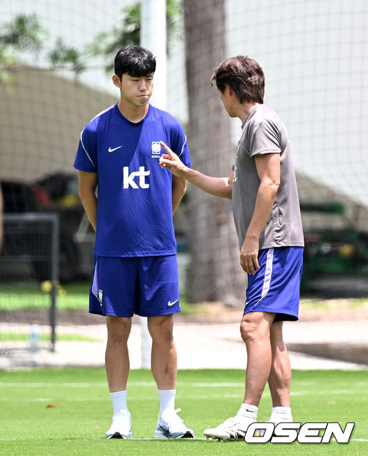 [OSEN=사포판(멕시코), 이대선 기자] 홍명보 감독이 이끄는 대한민국 축구국가대표팀이 20일(한국시각) 멕시코 과달라하라 인근 사포판의 치바스 베르데 바예에서 훈련을 진행했다.한국은 1승 1패, 승점 3으로 멕시코(승점 6)에 이어 조 2위가 됐다. 체코와 남아프리카공화국이 나란히 승점 1에 머물러 있는 만큼 한국은 남아공과 최종전에서 무승부만 거둬도 조 2위를 확보할 수 있다.대한민국 홍명보 감독이 이기혁과 이야기를 나누고 있다. 2026.06.20 /sunday@osen.co.kr