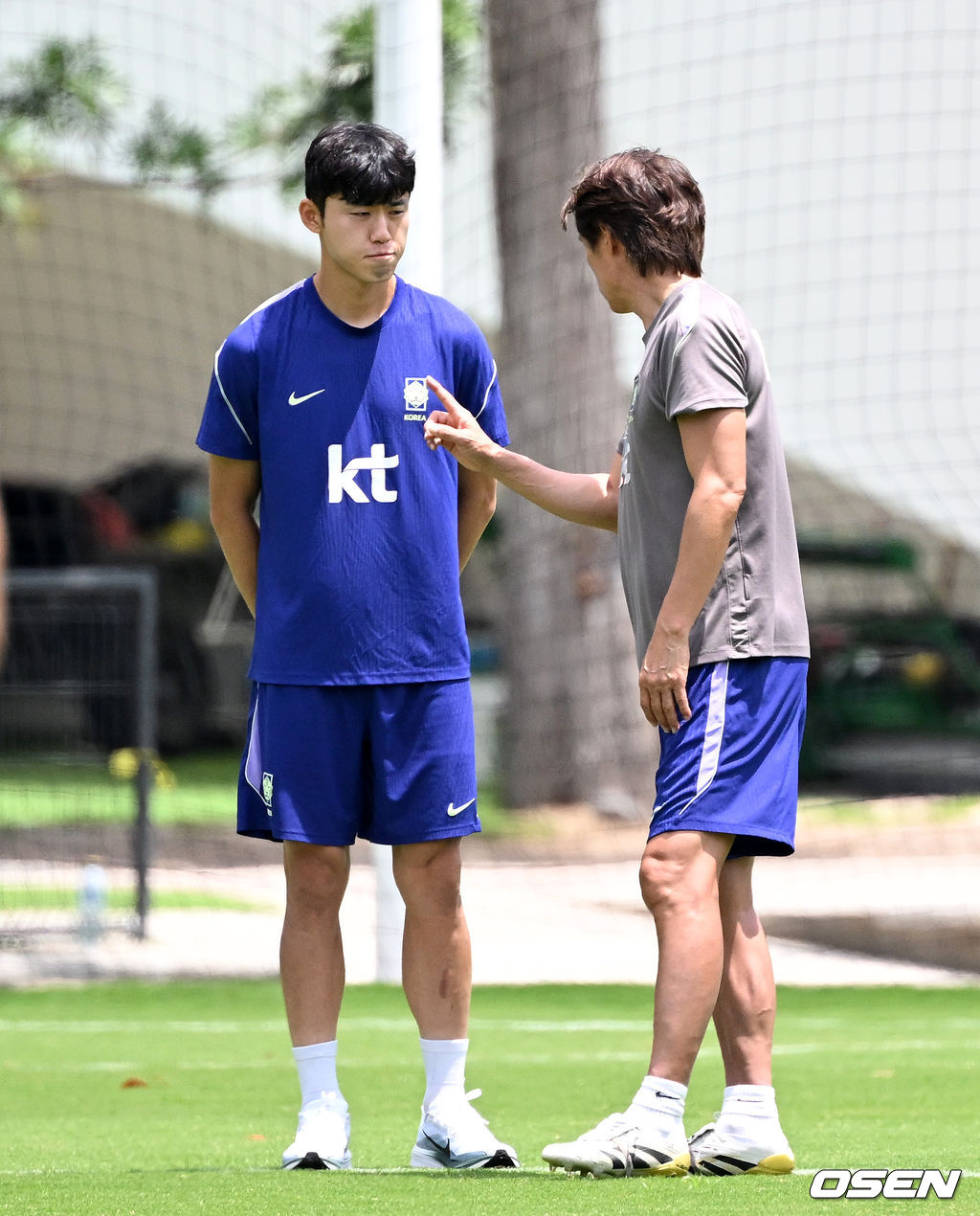 홍명보 감독이 이끄는 대한민국 축구국가대표팀이 20일(한국시각) 멕시코 과달라하라 인근 사포판의 치바스 베르데 바예에서 훈련을 진행했다.한국은 1승 1패, 승점 3으로 멕시코(승점 6)에 이어 조 2위가 됐다. 체코와 남아프리카공화국이 나란히 승점 1에 머물러 있는 만큼 한국은 남아공과 최종전에서 무승부만 거둬도 조 2위를 확보할 수 있다.대한민국 홍명보 감독이 이기혁과 이야기를 나누고 있다. 2026.06.20 /sunday@osen.co.kr