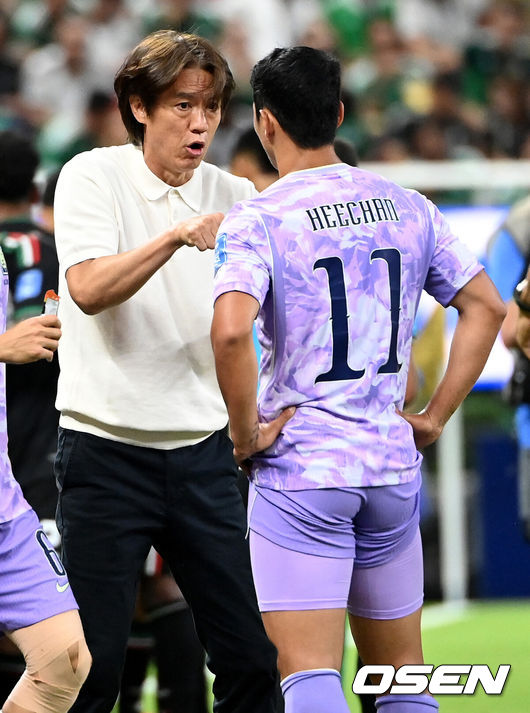 [OSEN=과달라하라(멕시코), 이대선 기자] 19일 (한국시각) 멕시코 에스타디오 과달라하라에서 2026 국제축구연맹(FIFA) 북중미 월드컵 A조 조별리그 2차전 대한민국과 멕시코의 경기가 열렸다.체코를 상대로 2-1 역전승을 거둔 한국은 멕시코전 승리와 함께 조 1위 도약을 노린다. 멕시코 역시 남아프리카공화국을 2-0으로 꺾고 승점 3점을 확보했다.후반 교체로 들어가는 황희찬에게 홍명보 감독이 작전지시를 하고 있다. 2026.06.19 /sunday@osen.co.kr