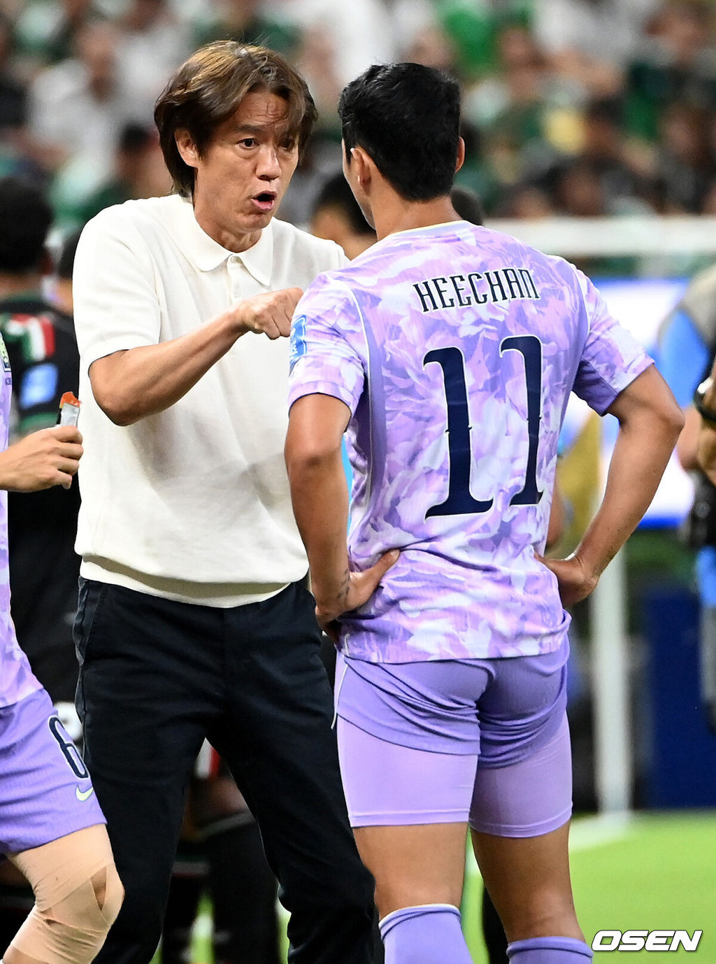 19일 (한국시각) 멕시코 에스타디오 과달라하라에서 2026 국제축구연맹(FIFA) 북중미 월드컵 A조 조별리그 2차전 대한민국과 멕시코의 경기가 열렸다.체코를 상대로 2-1 역전승을 거둔 한국은 멕시코전 승리와 함께 조 1위 도약을 노린다. 멕시코 역시 남아프리카공화국을 2-0으로 꺾고 승점 3점을 확보했다.후반 교체로 들어가는 황희찬에게 홍명보 감독이 작전지시를 하고 있다. 2026.06.19 /sunday@osen.co.kr