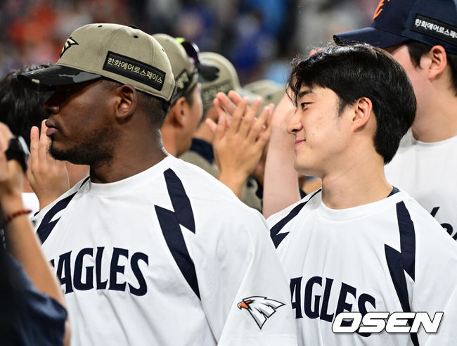 [OSEN=대전, 지형준 기자] 프로야구 한화 이글스가 드디어 6연패의 늪에서 벗어났다.&nbsp;한화는 20일 대전한화생명볼파크에서 열린 삼성 라이온즈와의 홈경기에서 막강 화력을 앞세워 10-4 승리를 거뒀다. 김경문 감독은 KBO 역대 4번째 2000경기 출장 기록을 세웠다. 외국인 타자 요나단 페라자는 817일 만에 1경기 멀티 홈런을 쏘아 올렸다. 반면 삼성은 연승 행진을 '5'에서 마감했다.&nbsp;경기를 마치고 한화 장유호가 승리를 기뻐하고 있다. 2026.06.20&nbsp;/ jpnews@osen.co.kr