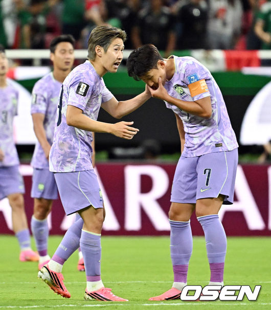 [OSEN=과달라하라(멕시코), 이대선 기자] 홍명보 감독이 이끄는 대한민국 축구대표팀은 19일 오전 10시(이하 한국시간) 멕시코 과달라하라의 에스타디오 과달라하라에서 열린 2026 국제축구연맹(FIFA) 북중미 월드컵 조별리그 A조 2차전에서 멕시코에 0-1로 패했다.이로써 한국은 1승 1패, 승점 3으로 멕시코(승점 6)에 이어 조 2위가 됐다. 체코와 남아프리카공화국이 나란히 승점 1에 머물러 있는 만큼 한국은 남아공과 최종전에서 무승부만 거둬도 조 2위를 확보할 수 있다.후반 대한민국 이강인, 손흥민이 이야기를 나누고 있다. 2026.06.19 /sunday@osen.co.kr
