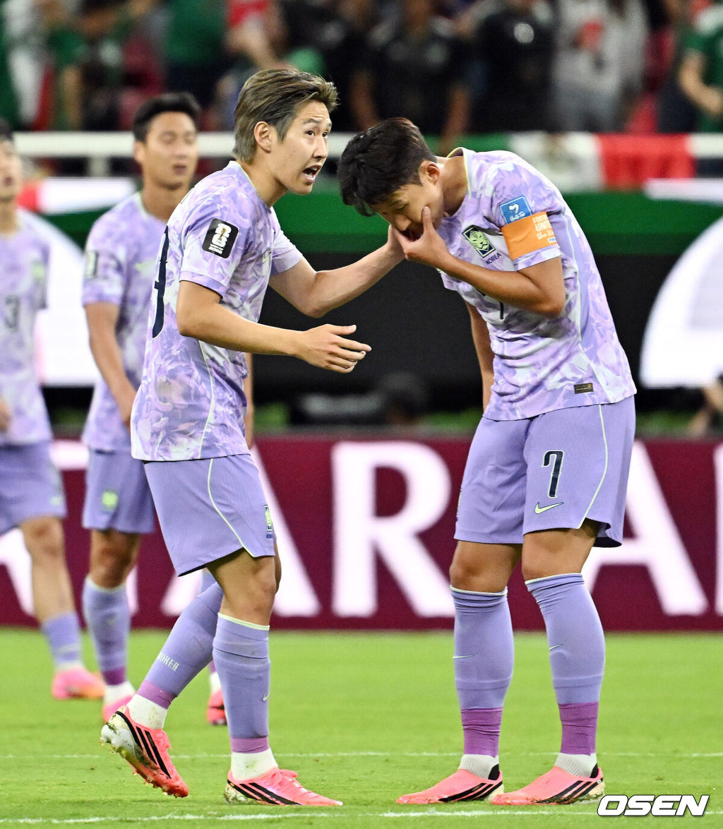 홍명보 감독이 이끄는 대한민국 축구대표팀은 19일 오전 10시(이하 한국시간) 멕시코 과달라하라의 에스타디오 과달라하라에서 열린 2026 국제축구연맹(FIFA) 북중미 월드컵 조별리그 A조 2차전에서 멕시코에 0-1로 패했다.이로써 한국은 1승 1패, 승점 3으로 멕시코(승점 6)에 이어 조 2위가 됐다. 체코와 남아프리카공화국이 나란히 승점 1에 머물러 있는 만큼 한국은 남아공과 최종전에서 무승부만 거둬도 조 2위를 확보할 수 있다.후반 대한민국 이강인, 손흥민이 이야기를 나누고 있다. 2026.06.19 /sunday@osen.co.kr