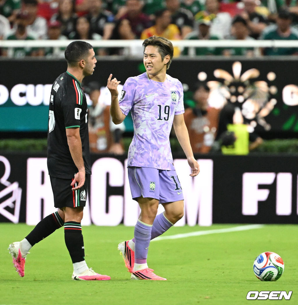 19일 (한국시각) 멕시코 에스타디오 과달라하라에서 2026 국제축구연맹(FIFA) 북중미 월드컵 A조 조별리그 2차전 대한민국과 멕시코의 경기가 열렸다.체코를 상대로 2-1 역전승을 거둔 한국은 멕시코전 승리와 함께 조 1위 도약을 노린다. 멕시코 역시 남아프리카공화국을 2-0으로 꺾고 승점 3점을 확보했다.전반 이강인이 멕시코 리라의 도발에 넘어가지 않고 있다. 2026.06.19 /sunday@osen.co.kr