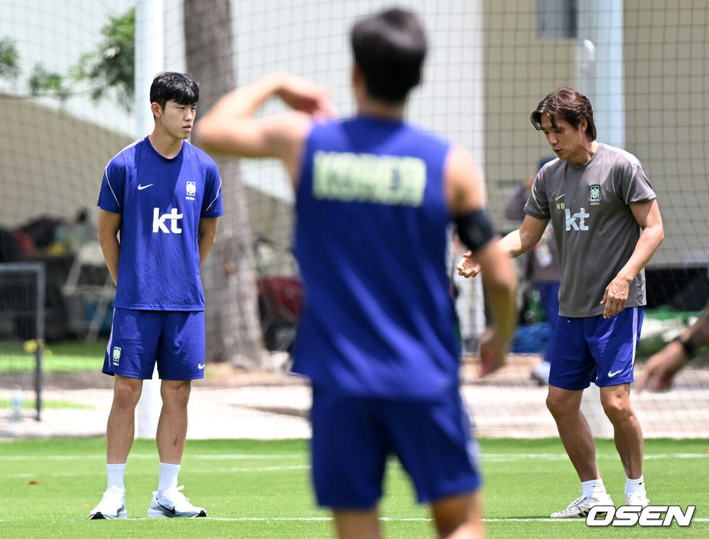 홍명보 감독이 이끄는 대한민국 축구국가대표팀이 20일(한국시각) 멕시코 과달라하라 인근 사포판의 치바스 베르데 바예에서 훈련을 진행했다.한국은 1승 1패, 승점 3으로 멕시코(승점 6)에 이어 조 2위가 됐다. 체코와 남아프리카공화국이 나란히 승점 1에 머물러 있는 만큼 한국은 남아공과 최종전에서 무승부만 거둬도 조 2위를 확보할 수 있다.대한민국 홍명보 감독이 이기혁과 이야기를 나누고 있다. 2026.06.20 /sunday@osen.co.kr