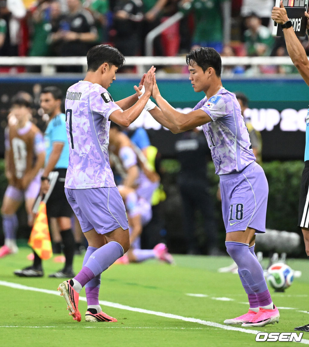 19일 (한국시각) 멕시코 에스타디오 과달라하라에서 2026 국제축구연맹(FIFA) 북중미 월드컵 A조 조별리그 2차전 대한민국과 멕시코의 경기가 열렸다.체코를 상대로 2-1 역전승을 거둔 한국은 멕시코전 승리와 함께 조 1위 도약을 노린다. 멕시코 역시 남아프리카공화국을 2-0으로 꺾고 승점 3점을 확보했다.후반 손흥민이 교체되고 있다. 2026.06.19 /sunday@osen.co.kr