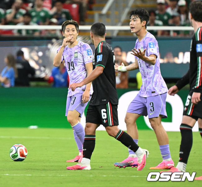 [OSEN=사포판(멕시코), 이대선 기자] 19일 멕시코 에릭 리라의 도발에 불만 표시하는 이강인 /sunday@osen.co.kr