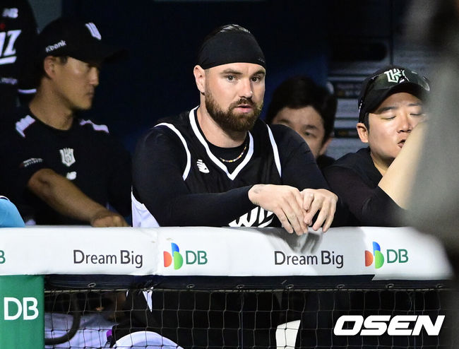 [OSEN=잠실, 조은정 기자]17일 서울 잠실야구장에서 ‘2026 신한 SOL Bank KBO리그’ 두산 베어스와 KT 위즈의 경기가 열렸다.홈팀 두산은 타카다를, 방문팀 KT는 사우어를 선발로 내세웠다.KT 보쉴리 대체 외국인 선수 로건 앨리가 경기를 지켜보고 있다.  2026.06.17 /cej@osen.co.kr