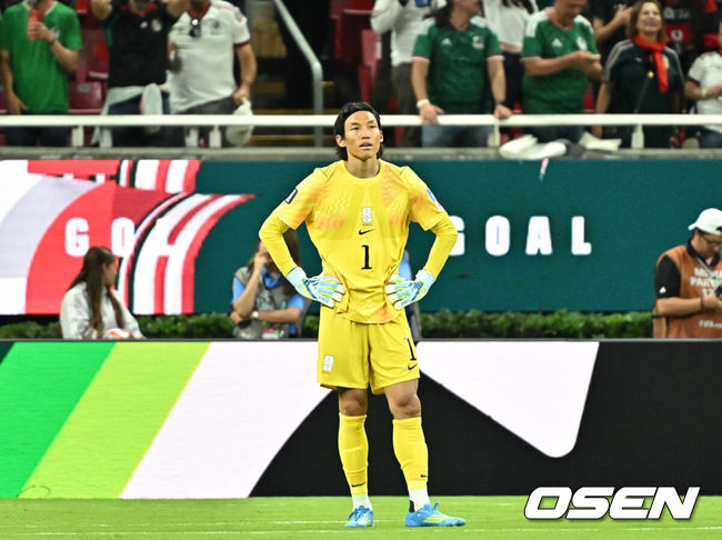 [OSEN=과달라하라(멕시코), 이대선 기자] 홍명보 감독이 이끄는 대한민국 축구대표팀은 19일 오전 10시(이하 한국시간) 멕시코 과달라하라의 에스타디오 과달라하라에서 열린 2026 국제축구연맹(FIFA) 북중미 월드컵 조별리그 A조 2차전에서 멕시코에 0-1로 패했다.이로써 한국은 1승 1패, 승점 3으로 멕시코(승점 6)에 이어 조 2위가 됐다. 체코와 남아프리카공화국이 나란히 승점 1에 머물러 있는 만큼 한국은 남아공과 최종전에서 무승부만 거둬도 조 2위를 확보할 수 있다.후반 대한민국 김승규가 실점에 아쉬워하고 있다. 2026.06.19 /sunday@osen.co.kr