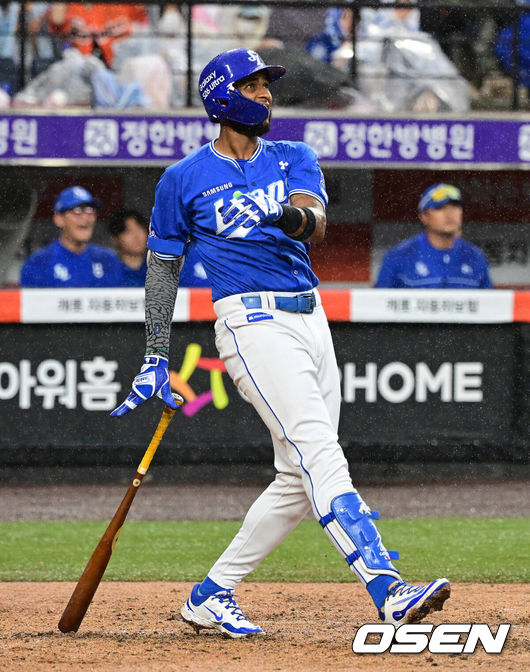 [OSEN=대전, 지형준 기자] 20일 대전 한화생명 볼파크에서 2026 신한 SOL KBO리그 한화 이글스와 삼성 라이온즈의 경기가 열렸다.한화는 왕옌청, 삼성은 장찬희를 선발로 내세웠다.3회초 2사 1루에서 삼성 디아즈가 역전 우월 투런포를 날리고 있다. 2026.06.20&nbsp;/ jpnews@osen.co.kr