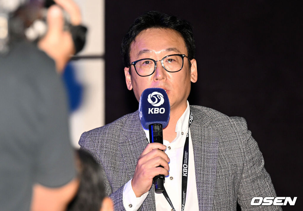 2023 KBO 신인 드래프트가 15일 오후 서울 웨스틴조선호텔 그랜드볼룸에서 열렸다.KBO 신인 드래프트는 1라운드부터 10라운드까지 진행되며 지명 순서는 2021년 팀순위의 역순인 한화 이글스-KIA 타이거즈-롯데 자이언츠-NC 다이노스-SSG 랜더스-키움 히어로즈-LG 트윈스-삼성 라이온즈-두산 베어스-KT 위즈 순으로 지명이 이뤄진다. KT 나도현 단장이 대구고 김정운을 지명하고 있다. 2022.09.15 /cej@osen.co.kr