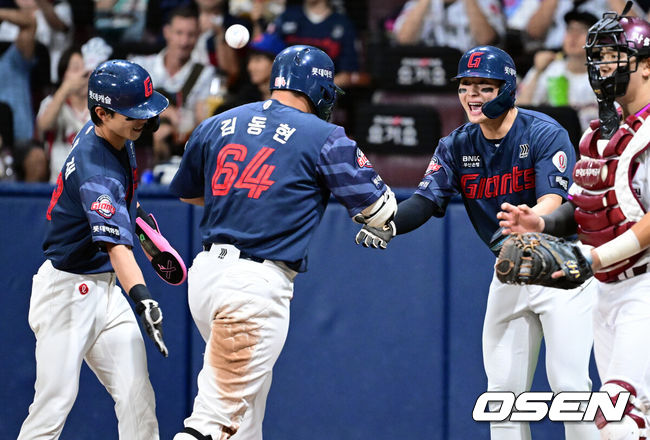 [OSEN=고척, 조은정 기자]21일 서울 고척스카이돔에서 2026 신한 SOL Bank KBO리그 키움 히어로즈와 롯데 자이언츠의 경기가 열렸다.홈팀 키움은 배동현을, 방문팀 롯데는 비슬리를 선발로 내세웠다.4회초 1사 1,2루에서 롯데 김동현이 스리런 홈런을 날린 뒤 베이스를 돌고 있다. 2026.06.21 /cej@osen.co.kr