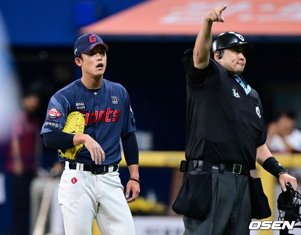 21일 서울 고척스카이돔에서 2026 신한 SOL Bank KBO리그 키움 히어로즈와 롯데 자이언츠의 경기가 열렸다.홈팀 키움은 배동현을, 방문팀 롯데는 비슬리를 선발로 내세웠다.6회초 1사에서 롯데 현도훈이 키움 박찬혁에게 헤드샷을 던진 뒤 퇴장 당하고 있다. 2026.06.21 /cej@osen.co.kr