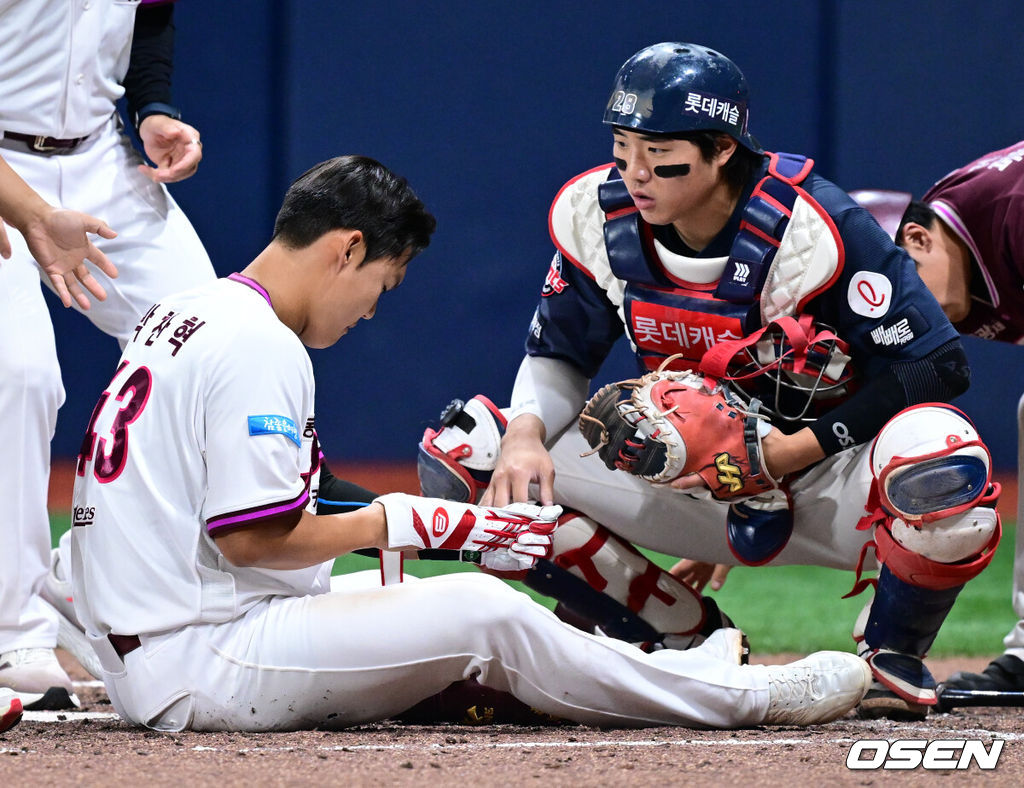 21일 서울 고척스카이돔에서 2026 신한 SOL Bank KBO리그 키움 히어로즈와 롯데 자이언츠의 경기가 열렸다.홈팀 키움은 배동현을, 방문팀 롯데는 비슬리를 선발로 내세웠다.6회초 1사에서 키움 박찬혁이 롯데 현도훈에게 헤드샷을 맞았다. 걱정하는 롯데 포수 손성빈. 2026.06.21 /cej@osen.co.kr