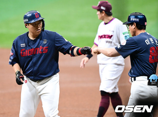 [OSEN=고척, 조은정 기자]21일 서울 고척스카이돔에서 2026 신한 SOL Bank KBO리그 키움 히어로즈와 롯데 자이언츠의 경기가 열렸다.홈팀 키움은 배동현을, 방문팀 롯데는 비슬리를 선발로 내세웠다.1회초 2사 3루에서 롯데 한동희가 선제 적시타를 날린 뒤 이현곤 코치와 기뻐하고 있다. 2026.06.21 /cej@osen.co.kr