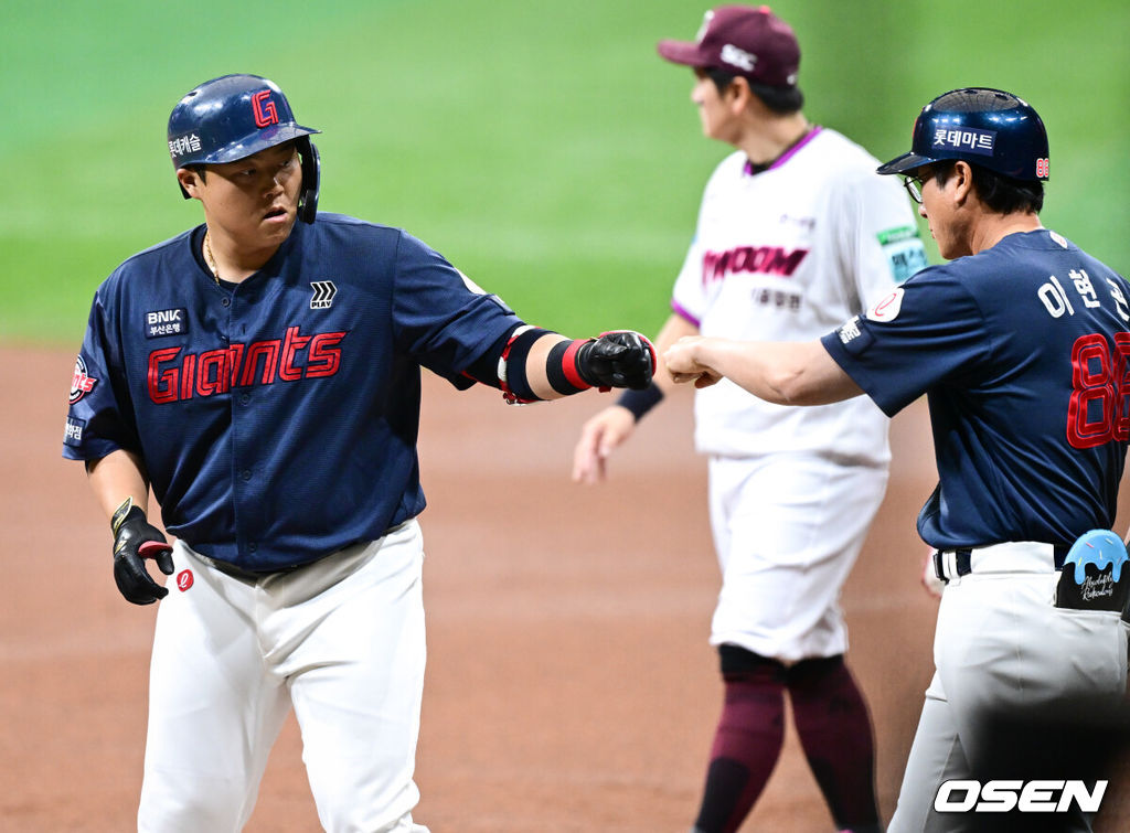 21일 서울 고척스카이돔에서 2026 신한 SOL Bank KBO리그 키움 히어로즈와 롯데 자이언츠의 경기가 열렸다.홈팀 키움은 배동현을, 방문팀 롯데는 비슬리를 선발로 내세웠다.1회초 2사 3루에서 롯데 한동희가 선제 적시타를 날린 뒤 이현곤 코치와 기뻐하고 있다. 2026.06.21 /cej@osen.co.kr