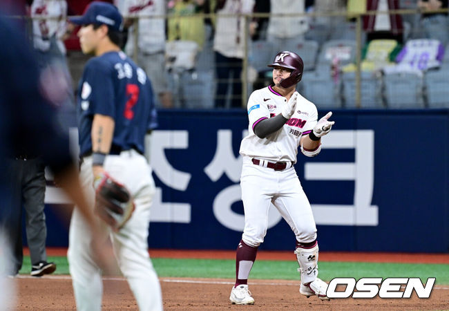 [OSEN=고척, 조은정 기자]21일 서울 고척스카이돔에서 2026 신한 SOL Bank KBO리그 키움 히어로즈와 롯데 자이언츠의 경기가 열렸다.홈팀 키움은 배동현을, 방문팀 롯데는 비슬리를 선발로 내세웠다.7회말 2사 2,3루에서 키움 히우라가 2타점 적시타를 날린 뒤 기뻐하고 있다. 2026.06.21 /cej@osen.co.kr