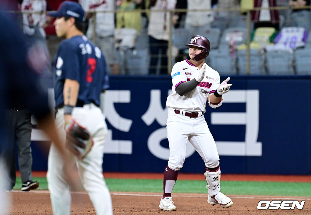 21일 서울 고척스카이돔에서 2026 신한 SOL Bank KBO리그 키움 히어로즈와 롯데 자이언츠의 경기가 열렸다.홈팀 키움은 배동현을, 방문팀 롯데는 비슬리를 선발로 내세웠다.7회말 2사 2,3루에서 키움 히우라가 2타점 적시타를 날린 뒤 기뻐하고 있다. 2026.06.21 /cej@osen.co.kr
