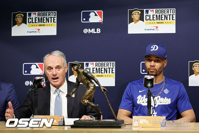 [사진] 롭 만프레드 MLB 커미셔너와 LA 다저스 무키 베츠 ⓒGettyimages(무단전재 및 재배포 금지)
