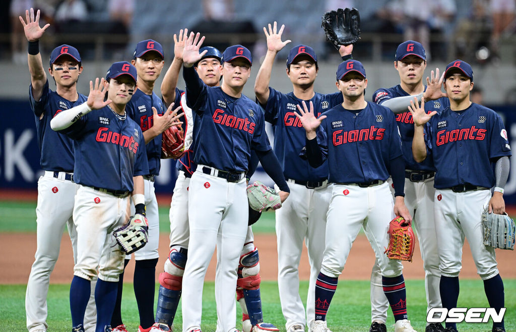 프로야구 롯데 자이언츠가 키움 히어로즈를 꺾고 스윕에 성공했다. 시즌 첫 5연승을 달리며 이번 주 5승 1무를 기록했다.롯데는 21일 서울 고척 스카이돔에서 열린 2026 KBO리그 키움과 경기에서 5-3으로 승리했다. 김동현이 쐐기 스리런 홈런을 포함해 2타수 2안타 2볼넷 3타점으로 활약했다. 한동희가 4타수 2안타 1타점을 기록했다. 롯데가 승리를 기뻐하고 있다. 2026.06.21 /cej@osen.co.kr