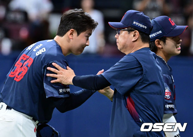 [OSEN=고척, 조은정 기자]프로야구 롯데 자이언츠가 키움 히어로즈를 꺾고 스윕에 성공했다. 시즌 첫 5연승을 달리며 이번 주 5승 1무를 기록했다.롯데는 21일 서울 고척 스카이돔에서 열린 2026 KBO리그 키움과 경기에서 5-3으로 승리했다. 김동현이 쐐기 스리런 홈런을 포함해 2타수 2안타 2볼넷 3타점으로 활약했다. 한동희가 4타수 2안타 1타점을 기록했다.&nbsp;롯데 김태형 감독이 최준용과 승리를 기뻐하고 있다. 2026.06.21 /cej@osen.co.kr