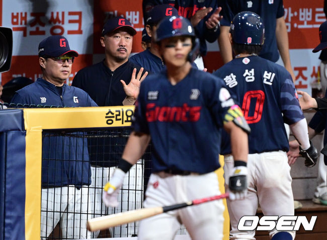 [OSEN=고척, 조은정 기자]21일 서울 고척스카이돔에서 2026 신한 SOL Bank KBO리그 키움 히어로즈와 롯데 자이언츠의 경기가 열렸다.홈팀 키움은 배동현을, 방문팀 롯데는 비슬리를 선발로 내세웠다.1회초 2사 3루에서 롯데 김태형 감독이 한동희의 선제 적시타에 득점을 올린 황성빈을 맞이하고 있다. 2026.06.21 /cej@osen.co.kr