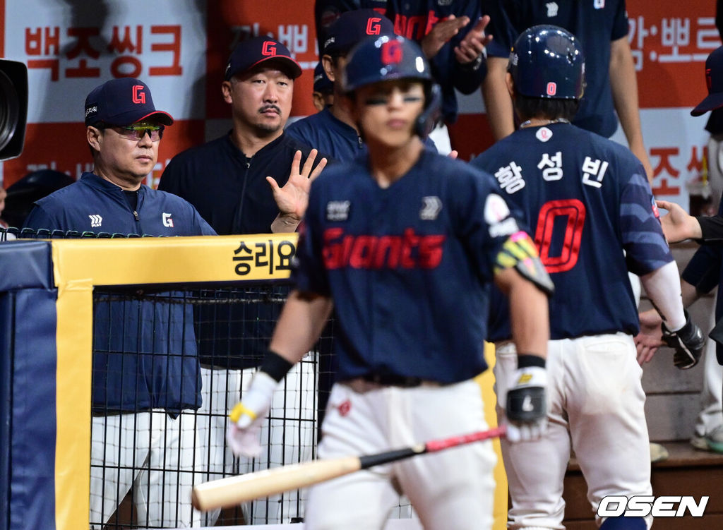 21일 서울 고척스카이돔에서 2026 신한 SOL Bank KBO리그 키움 히어로즈와 롯데 자이언츠의 경기가 열렸다.홈팀 키움은 배동현을, 방문팀 롯데는 비슬리를 선발로 내세웠다.1회초 2사 3루에서 롯데 김태형 감독이 한동희의 선제 적시타에 득점을 올린 황성빈을 맞이하고 있다. 2026.06.21 /cej@osen.co.kr
