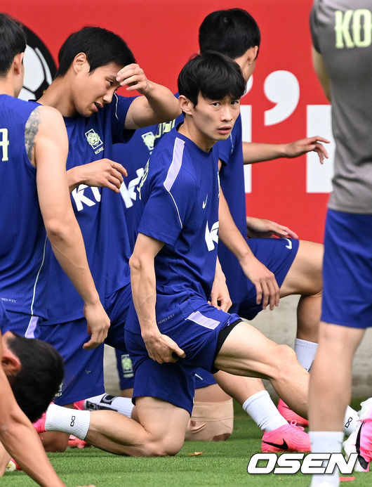 [OSEN=사포판(멕시코), 이대선 기자] 2026 북중미 월드컵에 참가하는 한국 축구국가대표팀이 9일(한국시각) 멕시코 과달라하라 인근 사포판의 치바스 베르데 바예에서 훈련을 진행했다.한국은 과달라하라에서 체코와 멕시코를 차례로 상대한 뒤 조별리그 마지막 경기를 치른다.김문환이 훈련을 하고 있다. 2026.06.09 /sunday@osen.co.kr