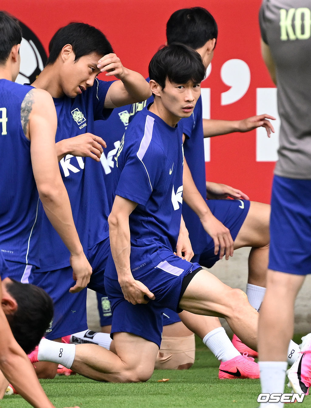2026 북중미 월드컵에 참가하는 한국 축구국가대표팀이 9일(한국시각) 멕시코 과달라하라 인근 사포판의 치바스 베르데 바예에서 훈련을 진행했다.한국은 과달라하라에서 체코와 멕시코를 차례로 상대한 뒤 조별리그 마지막 경기를 치른다.김문환이 훈련을 하고 있다. 2026.06.09 /sunday@osen.co.kr