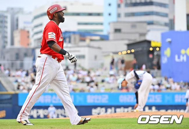 [OSEN=창원, 이석우 기자] 21일 창원NC파크에서 2026 신한 SOL KBO 리그 NC 다이노스와 SSG 랜더스의 경기가 열렸다. 홈팀 NC는 김태경이, 방문팀 SSG 최민준이 선발 출전했다. SSG 랜더스 에레디아가 3회초 무사 만루 NC 다이노스 신영우의 투구에 맞고 1루로 진루하고 있다. 2026.06.21 / foto0307@osen.co.kr