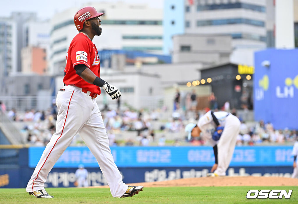 21일 창원NC파크에서 2026 신한 SOL KBO 리그 NC 다이노스와 SSG 랜더스의 경기가 열렸다. 홈팀 NC는 김태경이, 방문팀 SSG 최민준이 선발 출전했다. SSG 랜더스 에레디아가 3회초 무사 만루 NC 다이노스 신영우의 투구에 맞고 1루로 진루하고 있다. 2026.06.21 / foto0307@osen.co.kr