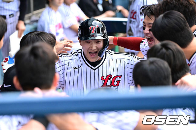 [OSEN=잠실, 최규한 기자] 21일 서울 잠실야구장에서 ‘2026 신한 SOL Bank KBO리그’ LG 트윈스와 두산 베어스의 경기가 열렸다.홈팀 LG는 라클란 웰스, 두산은 잭 로그를 선발로 내세웠다.1회말 2사 주자없는 상황 LG 문정빈이 달아나는 좌중간 솔로포를 날리고 홈을 밟은 뒤 더그아웃 동료들과 기뻐하고 있다. 2026.06.21 / dreamer@osen.co.kr