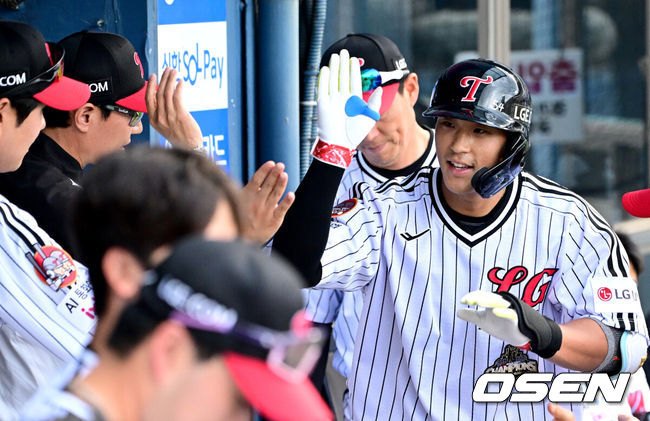 [OSEN=잠실, 최규한 기자] 21일 서울 잠실야구장에서 ‘2026 신한 SOL Bank KBO리그’ LG 트윈스와 두산 베어스의 경기가 열렸다.홈팀 LG는 라클란 웰스, 두산은 잭 로그를 선발로 내세웠다.1회말 무사 선두타자로 나선 LG 송찬의가 동점 중월 솔로포를 날리고 홈을 밟은 뒤 염경엽 감독과 기뻐하고 있다. 2026.06.21 / dreamer@osen.co.kr