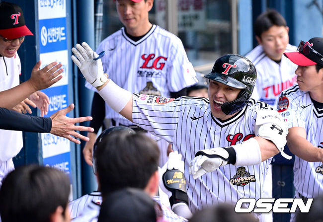 [OSEN=잠실, 최규한 기자] 21일 서울 잠실야구장에서 ‘2026 신한 SOL Bank KBO리그’ LG 트윈스와 두산 베어스의 경기가 열렸다.홈팀 LG는 라클란 웰스, 두산은 잭 로그를 선발로 내세웠다.1회말 2사 주자없는 상황 LG 박동원이 달아나는 좌중간 솔로포를 날리고 홈을 밟은 뒤 더그아웃 동료들과 기뻐하고 있다. 2026.06.21 / dreamer@osen.co.kr