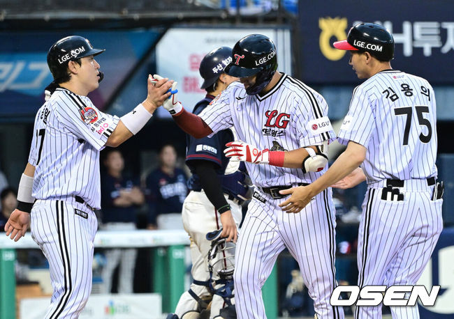 [OSEN=잠실, 최규한 기자] 21일 서울 잠실야구장에서 ‘2026 신한 SOL Bank KBO리그’ LG 트윈스와 두산 베어스의 경기가 열렸다.홈팀 LG는 라클란 웰스, 두산은 잭 로그를 선발로 내세웠다.5회말 2사 1루 상황 LG 문정빈이 달아나는 중월 투런포를 날리고 홈을 밟은 뒤 박동원과 인사를 나누고 있다. 2026.06.21 / dreamer@osen.co.kr