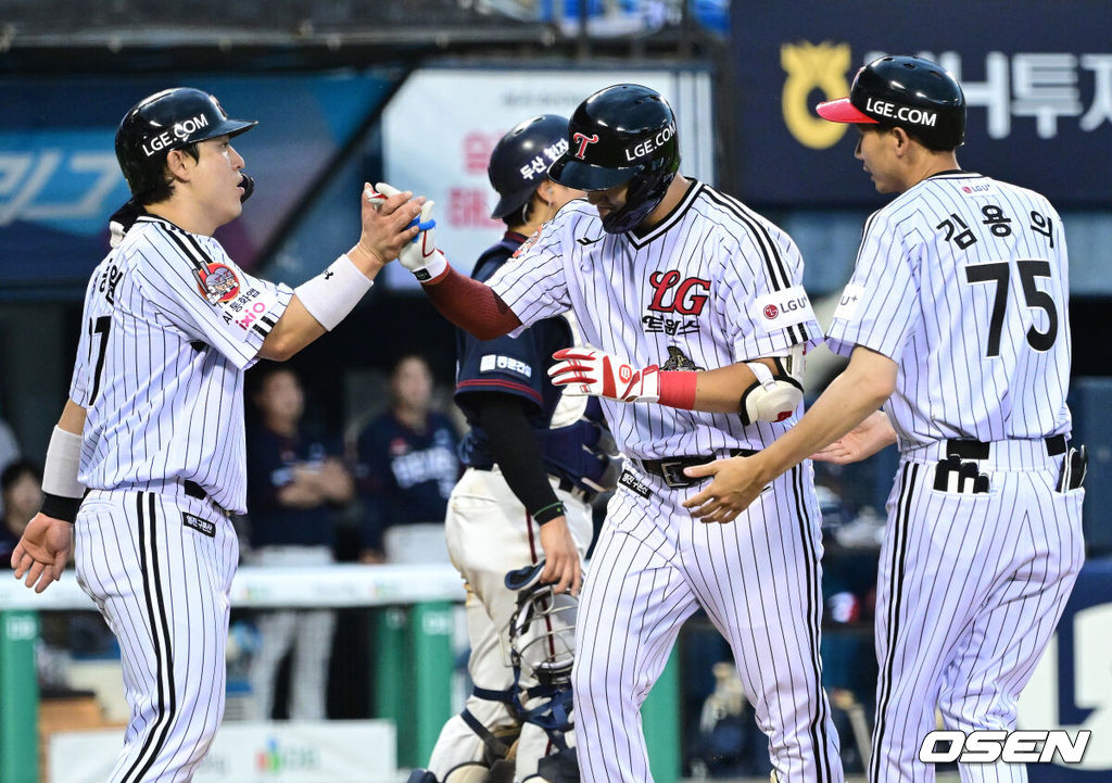 21일 서울 잠실야구장에서 ‘2026 신한 SOL Bank KBO리그’ LG 트윈스와 두산 베어스의 경기가 열렸다.홈팀 LG는 라클란 웰스, 두산은 잭 로그를 선발로 내세웠다.5회말 2사 1루 상황 LG 문정빈이 달아나는 중월 투런포를 날리고 홈을 밟은 뒤 박동원과 인사를 나누고 있다. 2026.06.21 / dreamer@osen.co.kr