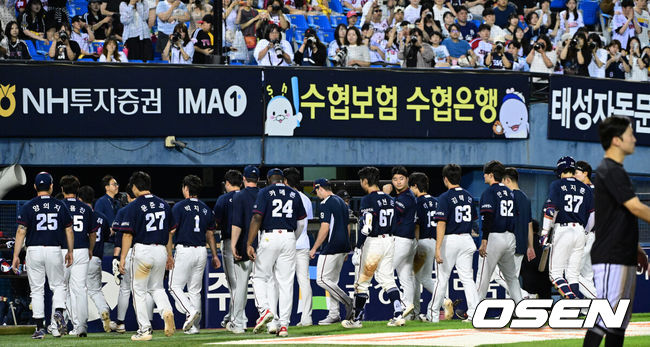 [OSEN=잠실, 최규한 기자] 21일 서울 잠실야구장에서 ‘2026 신한 SOL Bank KBO리그’ LG 트윈스와 두산 베어스의 경기가 열렸다.이날 경기는 LG가 9-3으로 승리하며 주말 3연전 싹쓸이 승리를 가져갔다.경기를 마치고 두산 선수들이 팬들에게 인사한 뒤 그라운드를 나서고 있다. 2026.06.21 / dreamer@osen.co.kr