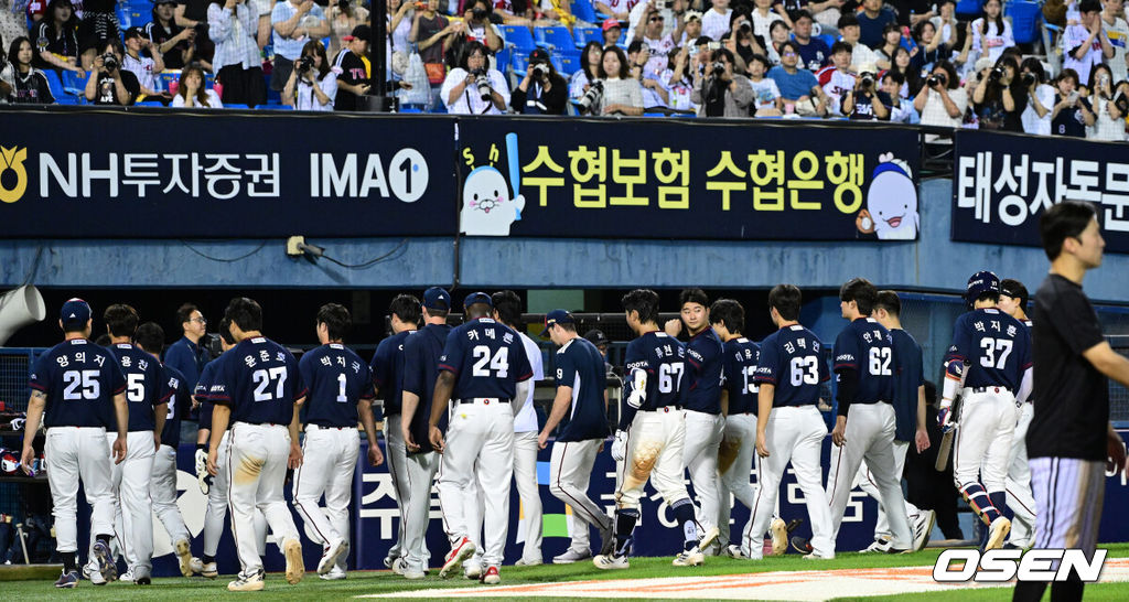 21일 서울 잠실야구장에서 ‘2026 신한 SOL Bank KBO리그’ LG 트윈스와 두산 베어스의 경기가 열렸다.이날 경기는 LG가 9-3으로 승리하며 주말 3연전 싹쓸이 승리를 가져갔다.경기를 마치고 두산 선수들이 팬들에게 인사한 뒤 그라운드를 나서고 있다. 2026.06.21 / dreamer@osen.co.kr