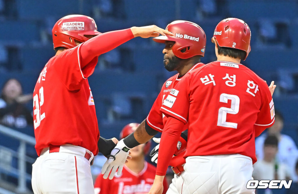 21일 창원NC파크에서 2026 신한 SOL KBO 리그 NC 다이노스와 SSG 랜더스의 경기가 열렸다. 홈팀 NC는 김태경이, 방문팀 SSG 최민준이 선발 출전했다. SSG 랜더스 에레디아가 7회초 무사 1,3루 중월 3점 홈런을 치고 기쁨을 나누고 있다. 2026.06.21 / foto0307@osen.co.kr