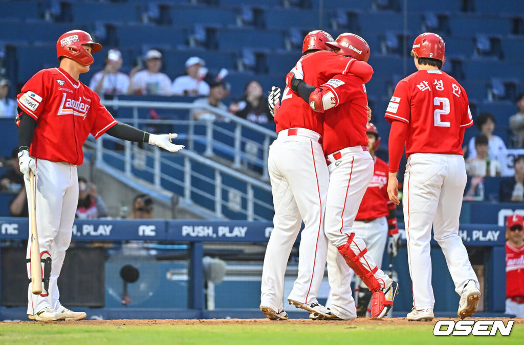 21일 창원NC파크에서 2026 신한 SOL KBO 리그 NC 다이노스와 SSG 랜더스의 경기가 열렸다. 홈팀 NC는 김태경이, 방문팀 SSG 최민준이 선발 출전했다. SSG 랜더스 에레디아가 7회초 무사 1,3루 중월 3점 홈런을 치고 기쁨을 나누고 있다. 2026.06.21 / foto0307@osen.co.kr