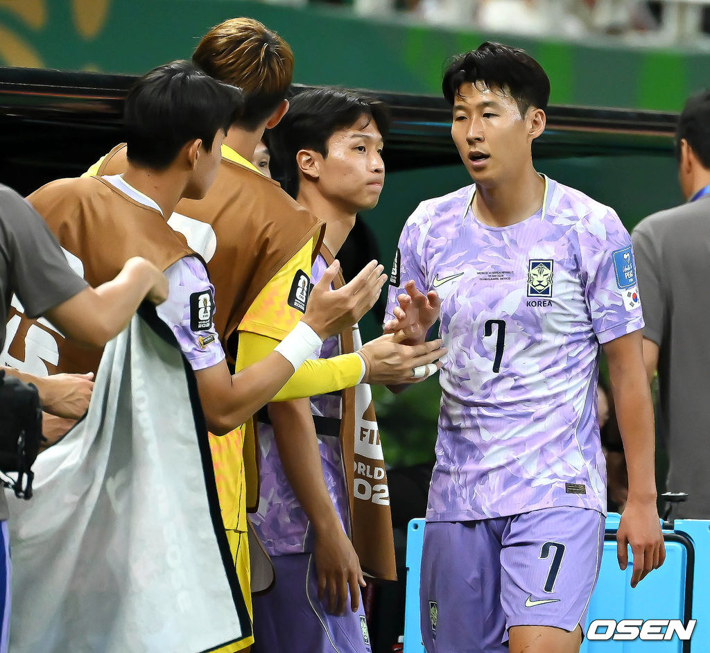 홍명보 감독이 이끄는 대한민국 축구대표팀은 19일 오전 10시(이하 한국시간) 멕시코 과달라하라의 에스타디오 과달라하라에서 열린 2026 국제축구연맹(FIFA) 북중미 월드컵 조별리그 A조 2차전에서 멕시코에 0-1로 패했다.이로써 한국은 1승 1패, 승점 3으로 멕시코(승점 6)에 이어 조 2위가 됐다. 체코와 남아프리카공화국이 나란히 승점 1에 머물러 있는 만큼 한국은 남아공과 최종전에서 무승부만 거둬도 조 2위를 확보할 수 있다.후반 대한민국 손흥민이 교체되며 선수들과 하이파이브를 하고 있다. 2026.06.19 /sunday@osen.co.kr