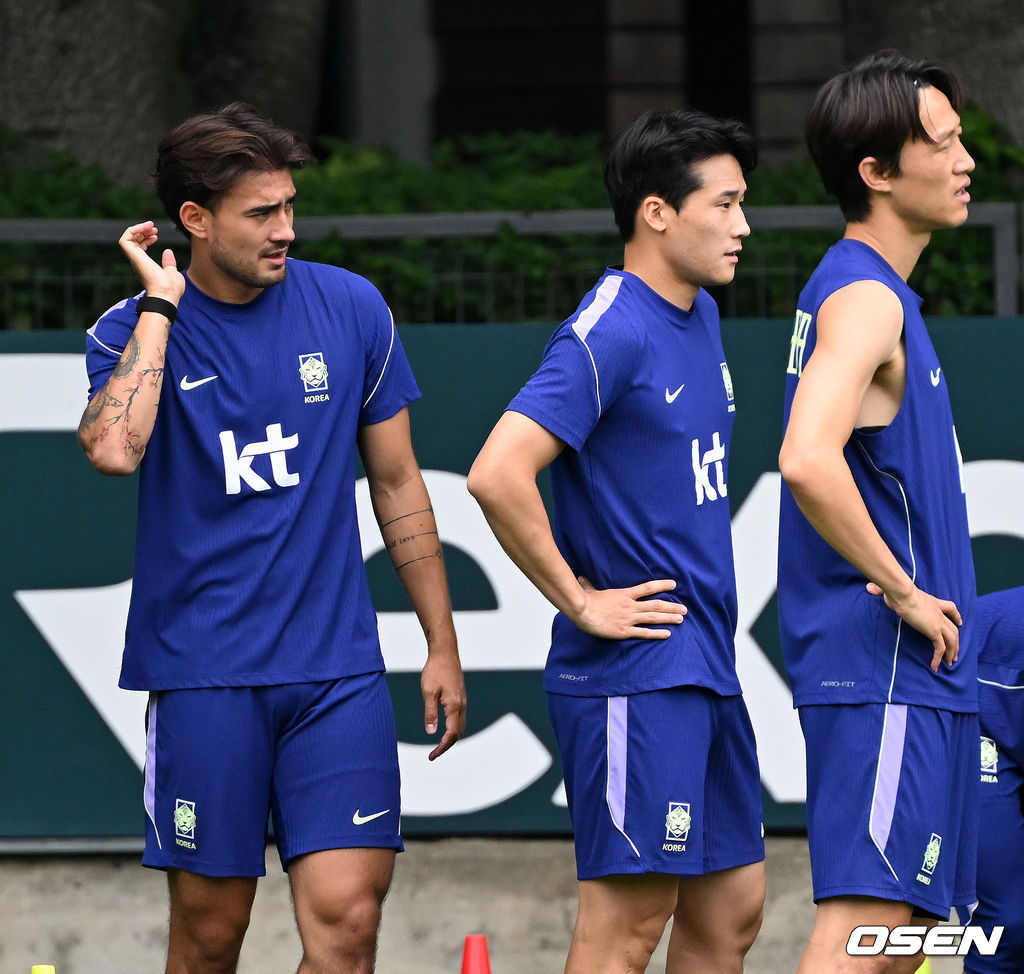 2026 북중미 월드컵에 참가하는 한국 축구국가대표팀이 9일(한국시각) 멕시코 과달라하라 인근 사포판의 치바스 베르데 바예에서 훈련을 진행했다.한국은 과달라하라에서 체코와 멕시코를 차례로 상대한 뒤 조별리그 마지막 경기를 치른다.옌스, 이태석이 훈련을 하고 있다. 2026.06.09 /sunday@osen.co.kr