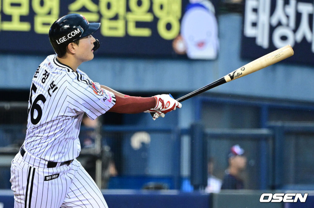 21일 서울 잠실야구장에서 ‘2026 신한 SOL Bank KBO리그’ LG 트윈스와 두산 베어스의 경기가 열렸다.홈팀 LG는 라클란 웰스, 두산은 잭 로그를 선발로 내세웠다.5회말 2사 1루 상황 LG 문정빈이 달아나는 중월 투런포를 날리고 있다. 2026.06.21 / dreamer@osen.co.kr