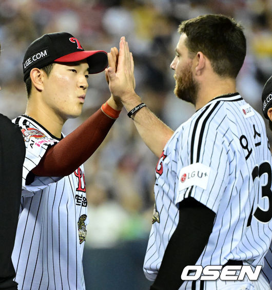 [OSEN=잠실, 최규한 기자] 21일 서울 잠실야구장에서 ‘2026 신한 SOL Bank KBO리그’ LG 트윈스와 두산 베어스의 경기가 열렸다.이날 경기는 LG가 9-3으로 승리하며 주말 3연전 싹쓸이 승리를 가져갔다.경기를 마치고 승리한 LG 문정빈과 오스틴이 인사를 나누고 있다. 2026.06.21 / dreamer@osen.co.kr