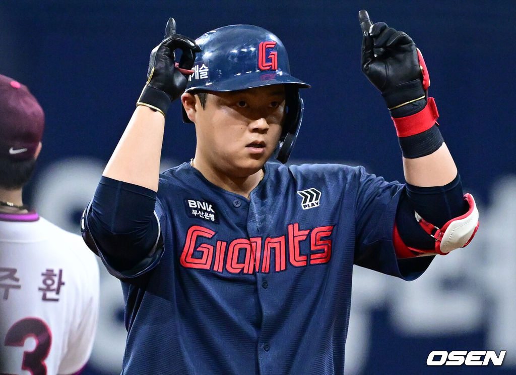 21일 서울 고척스카이돔에서 2026 신한 SOL Bank KBO리그 키움 히어로즈와 롯데 자이언츠의 경기가 열렸다.홈팀 키움은 배동현을, 방문팀 롯데는 비슬리를 선발로 내세웠다.4회초 롯데 선두타자 롯데 한동희가 2루타를 날린 뒤 세리머니를 하고 있다. 2026.06.21 /cej@osen.co.kr