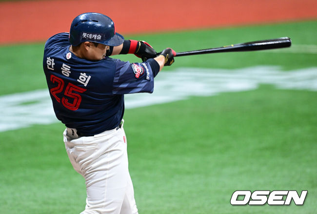 [OSEN=고척, 조은정 기자]21일 서울 고척스카이돔에서 2026 신한 SOL Bank KBO리그 키움 히어로즈와 롯데 자이언츠의 경기가 열렸다.홈팀 키움은 배동현을, 방문팀 롯데는 비슬리를 선발로 내세웠다.1회초 2사 3루에서 롯데 한동희가 선제 적시타를 날리고 있다. 2026.06.21 /cej@osen.co.kr